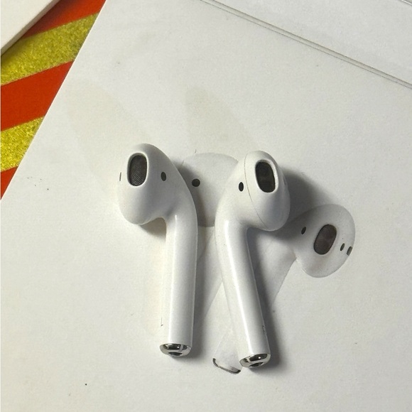 APPLE AirPods 2nd Generation w/Earphone Earbud & Wireless Charging Case w/Box - Picture 7 of 10